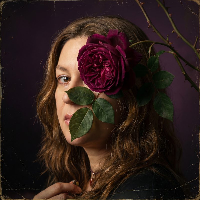 Maren Hoffmann, Hüterin von Lux Occulta, Porträt mit Rose