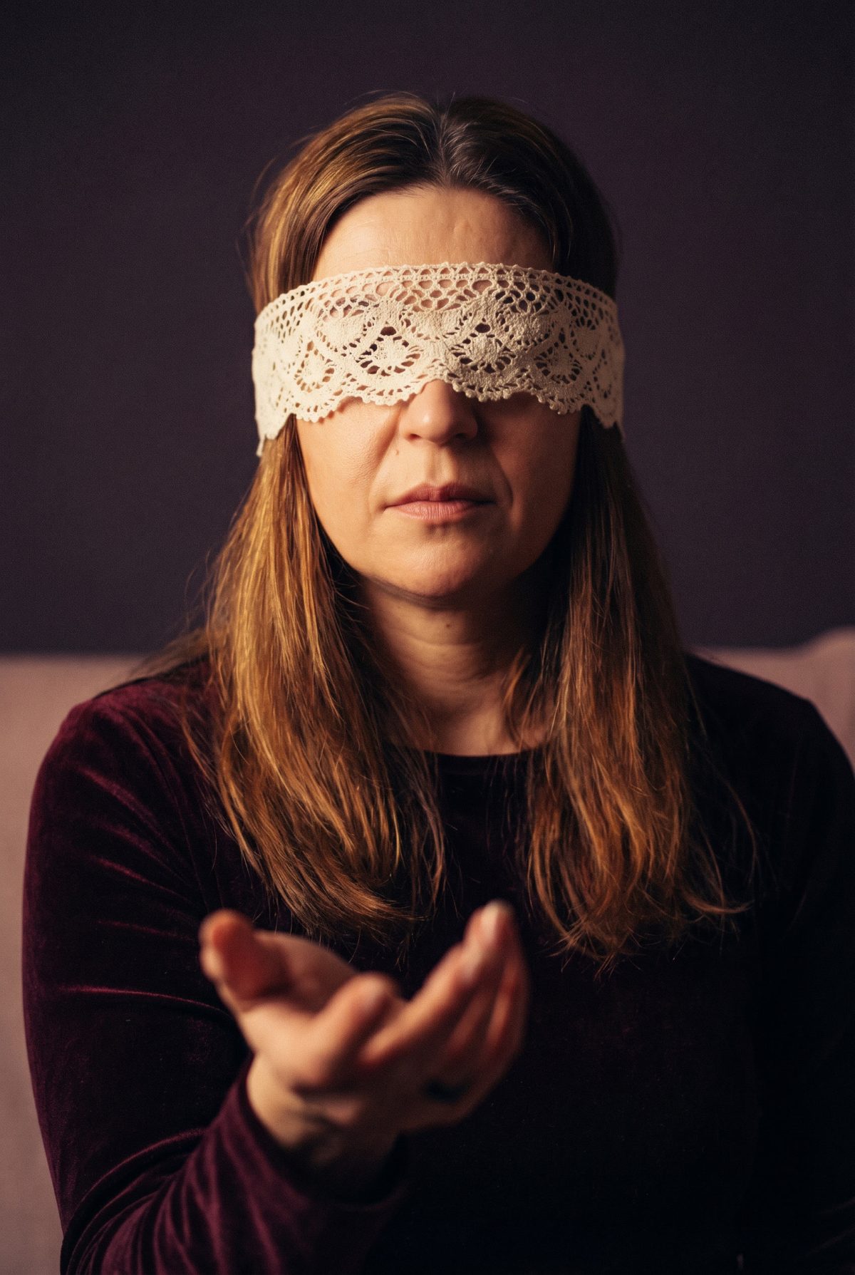 Hüterin mit Spitzenbinde, Hand zur Begegnung ausgestreckt